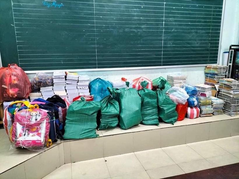 Giáo viên Trường Tiểu học Nguyễn Văn Trỗi (quận Liên Chiểu, TP Đà Nẵng) vận động quyên góp sách vở, đồ dùng học tập hỗ trợ cho học sinh.