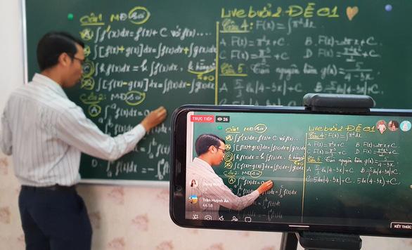 Hết dịch, hết dạy học online? - Ảnh 1. Hết dịch, hết dạy học online? - Ảnh 1.