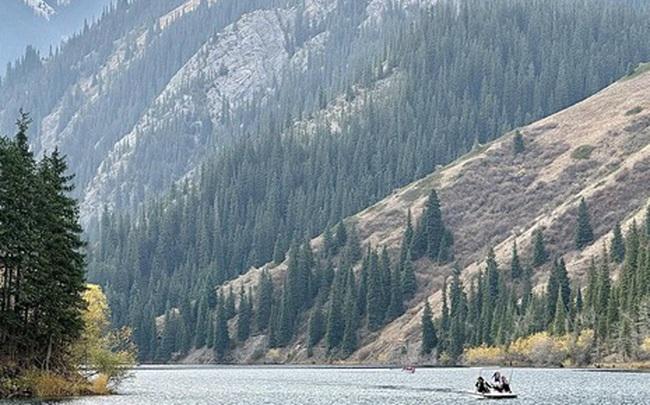 Theo chân du khách Việt ngắm thu vàng trên con đường tơ lụa từ Kazakhstan đến Kyrgyzstan