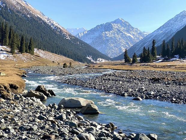 Theo chân du khách Việt ngắm thu vàng trên con đường tơ lụa từ Kazakhstan đến Kyrgyzstan - Ảnh 20.