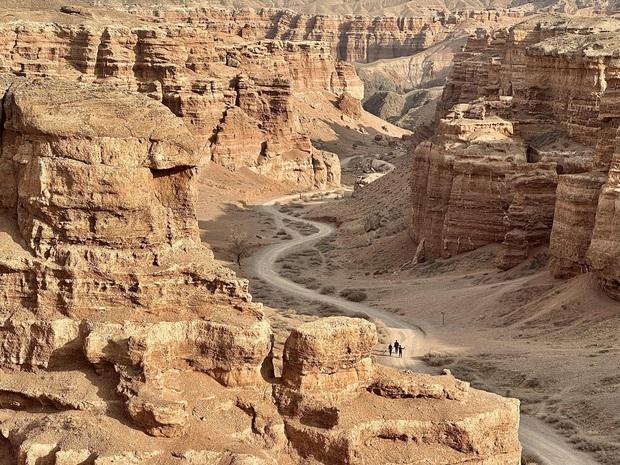 Theo chân du khách Việt ngắm thu vàng trên con đường tơ lụa từ Kazakhstan đến Kyrgyzstan - Ảnh 2.