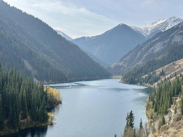 Theo chân du khách Việt ngắm thu vàng trên con đường tơ lụa từ Kazakhstan đến Kyrgyzstan - Ảnh 10.