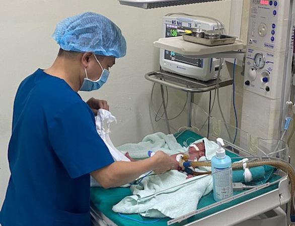 Phẫu thuật thành công cho trẻ nặng 870 gram mắc dị tật tim bẩm sinh - Ảnh 1.