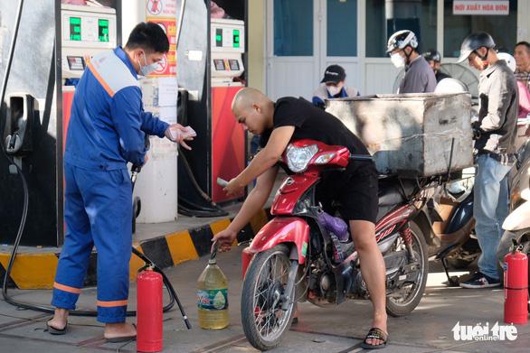 Bộ Công Thương nêu giải pháp chấm dứt việc thiếu xăng cục bộ - Ảnh 1.