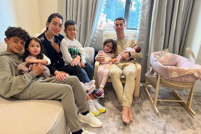 Ronaldo tiết lộ nỗi đau lớn nhất cuộc đời, rơi nước mắt báo tin mất con - Ảnh 2.