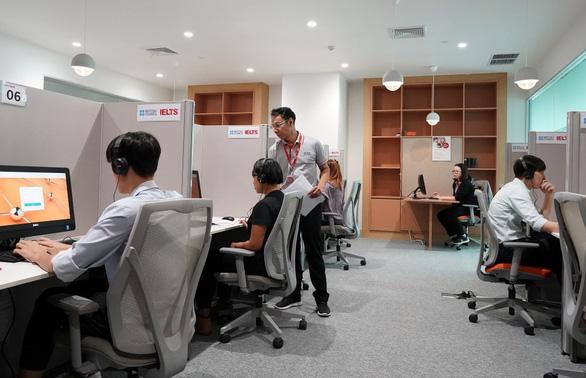 Xếp hàng dài chờ thi IELTS - Ảnh 1. Xếp hàng dài chờ thi IELTS - Ảnh 1.