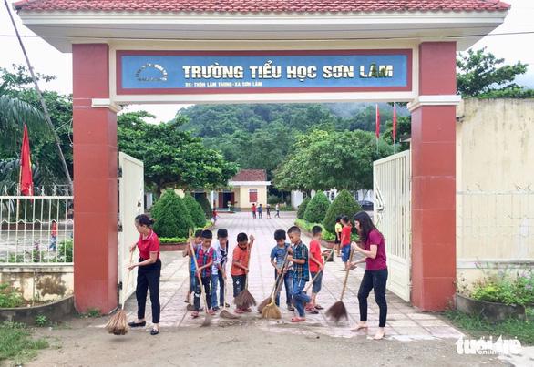 Tình tiết mới vụ phụ huynh vác dao vào trường bắt hiệu trưởng quỳ xin lỗi - Ảnh 1. Tình tiết mới vụ phụ huynh vác dao vào trường bắt hiệu trưởng quỳ xin lỗi - Ảnh 1.