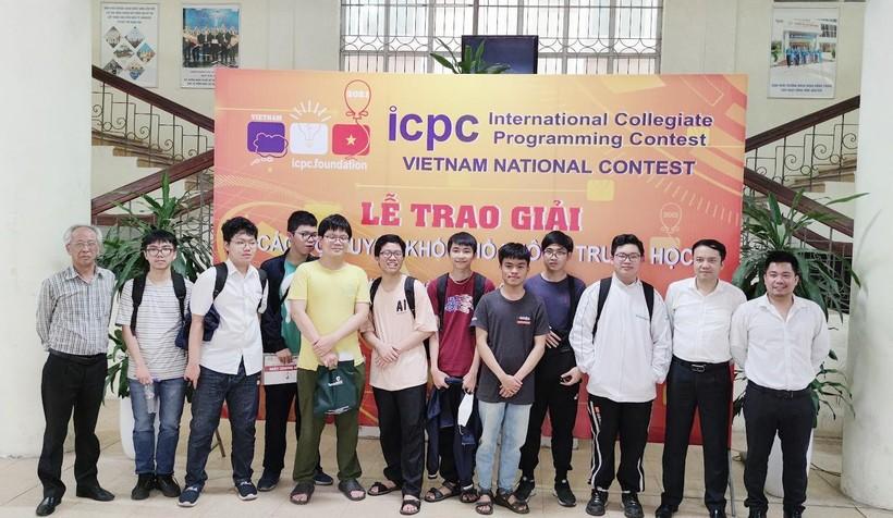Huy chương Bạc Olympic Tin học miệt mài thi thử để trui rèn bản thân ảnh 3