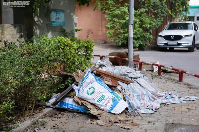 Vườn hoa 52 tỷ đồng ở Hà Nội xuống cấp trầm trọng, thành nơi đổ rác - Ảnh 11.