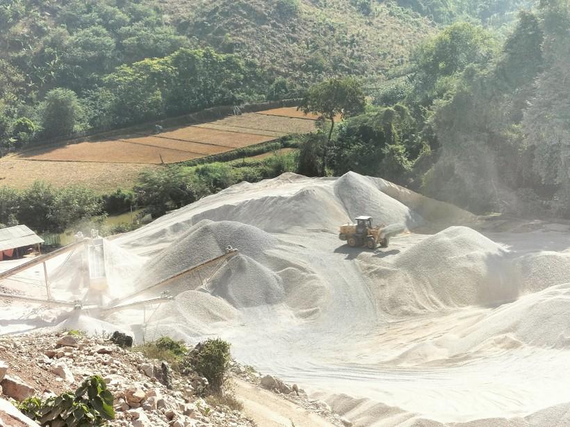 Hàng nghìn khối đá đang được sàng nghiền và tập kết tại bãi.