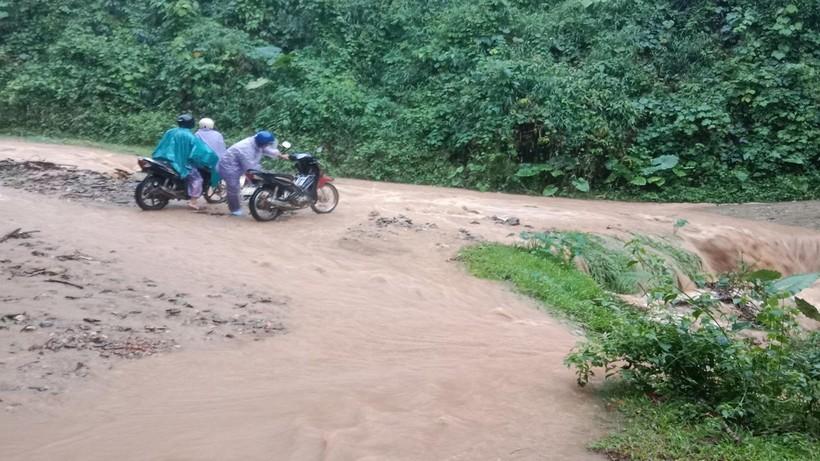 Mưa lớn khiến đường đến trường của học sinh Quảng Ngãi bị chia cắt ảnh 2