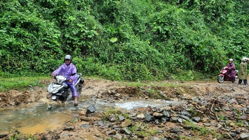 Mưa lớn khiến đường đến trường của học sinh Quảng Ngãi bị chia cắt ảnh 3