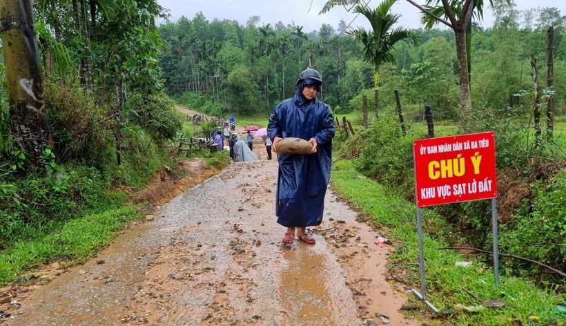 Mưa lớn khiến đường đến trường của học sinh Quảng Ngãi bị chia cắt ảnh 7