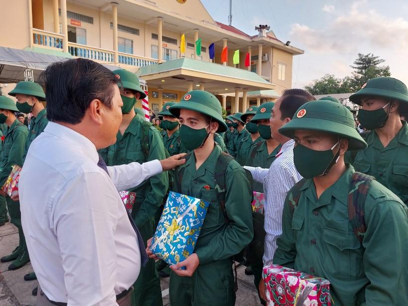 Thanh niên Sóc Trăng nô nức lên đường nhập ngũ ảnh 2