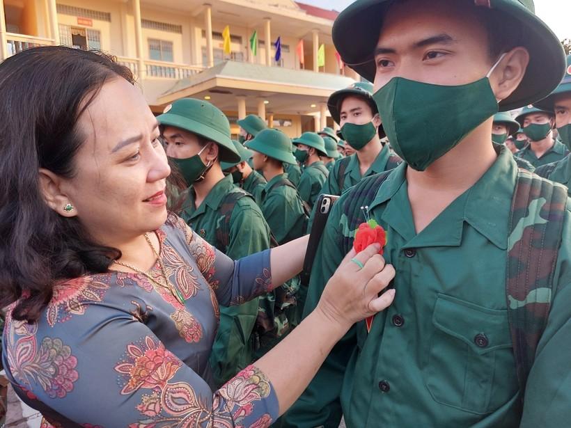 Thanh niên Sóc Trăng nô nức lên đường nhập ngũ ảnh 1