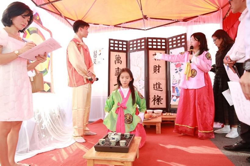 Học sinh Phenikaa School thuyết trình và vấn đáp với thầy cô trong chương trình Tết Bốn phương – một dự án liên môn Địa lí – Lịch sử - Ngữ văn – Mĩ thuật – Âm nhạc