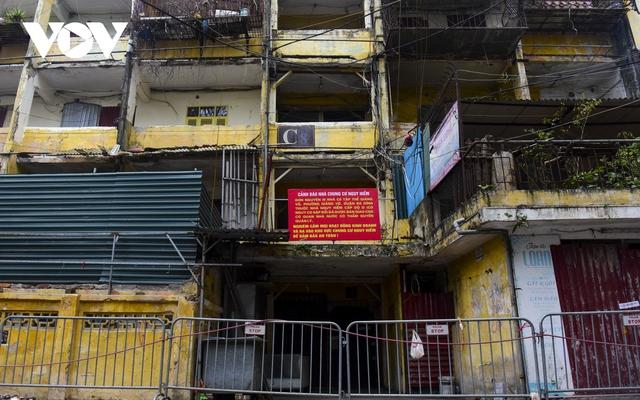 Cận cảnh 4 chung cư ở Hà Nội xuống cấp trầm trọng, nguy cơ sụp đổ bất kỳ lúc nào - Ảnh 5.