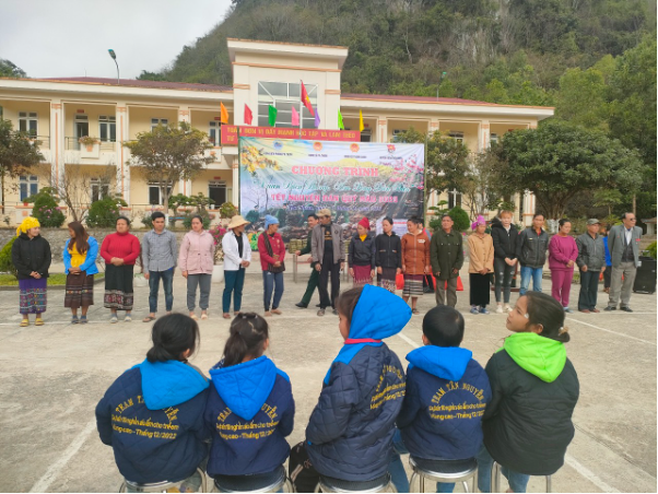 Ấm lòng những quà tặng của đoàn từ thiện Tần Nguyễn cho học sinh vùng cao - Ảnh 1. Ấm lòng những quà tặng của đoàn từ thiện Tần Nguyễn cho học sinh vùng cao - Ảnh 1.