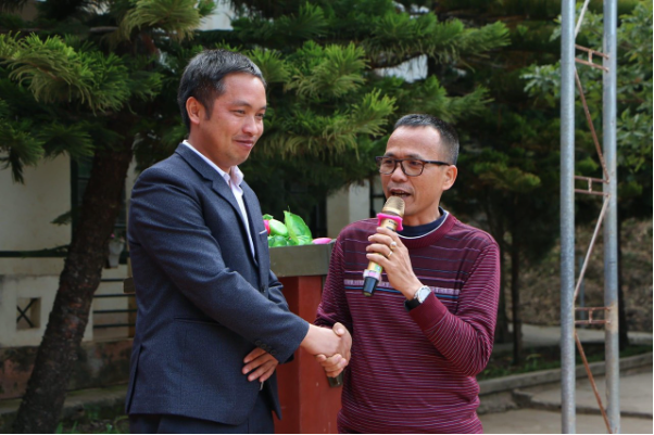 Ấm lòng những quà tặng của đoàn từ thiện Tần Nguyễn cho học sinh vùng cao - Ảnh 3. Ấm lòng những quà tặng của đoàn từ thiện Tần Nguyễn cho học sinh vùng cao - Ảnh 3.