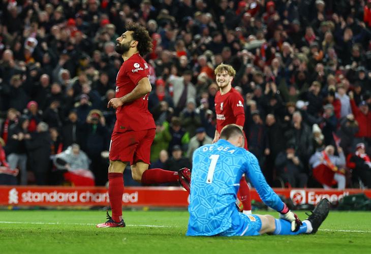 Liverpool khiến Man United nhận 'thất bại thế kỉ' 0-7 - Ảnh 2. Salah đi vào lịch sử khi trở thành chân sút số 1 của Liverpool ở Premier League - Ảnh: REUTERS