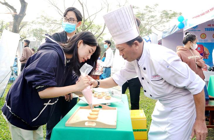 Học sinh tham gia chương trình tư vấn tại Quảng Nam trải nghiệm làm bánh, chơi trò chơi ở các gian tư vấn - Ảnh: LÊ TRUNG