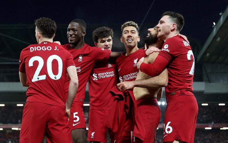 Liverpool khiến Man United nhận 'thất bại thế kỉ' 0-7 - Ảnh 1. Niềm vui của các cầu thủ Liverpool sau khi ghi bàn vào lưới Man United - Ảnh: REUTERS
