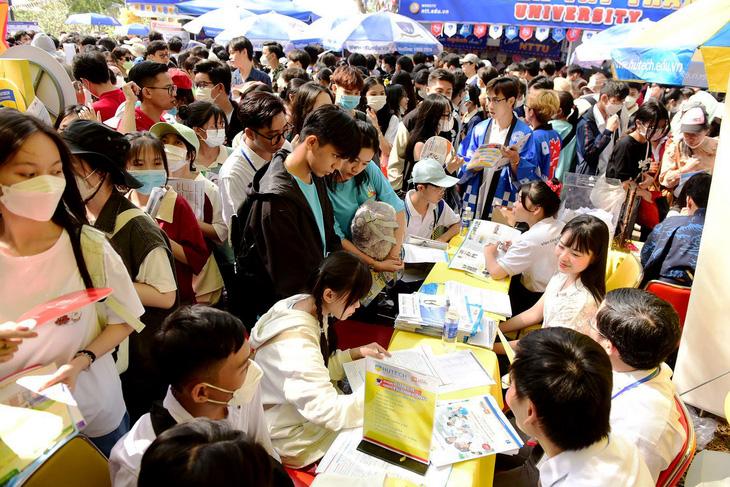 Thoát khỏi "lối mòn" khi chọn ngành học - Ảnh 1. Ước tính có hơn 15.000 phụ huynh, học sinh dự ngày hội tư vấn tuyển sinh - hướng nghiệp tại Trường đại học Cần Thơ - Ảnh: D.PHAN