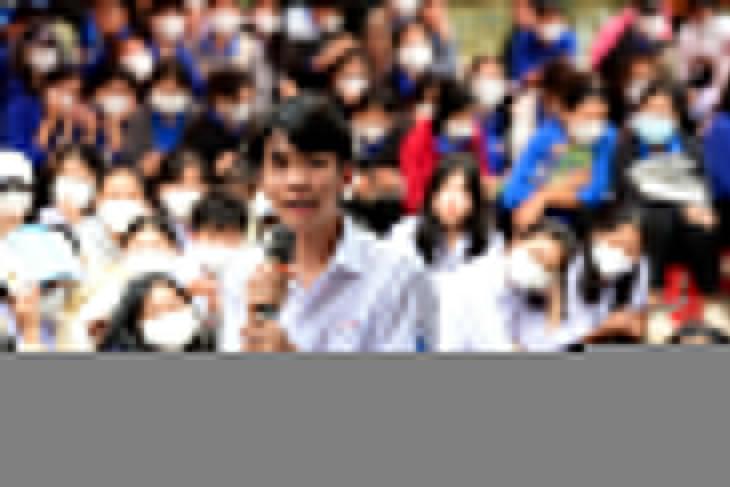 Tuyển sinh đại học 2023: Hoạt động xã hội, văn thể mỹ sẽ có ưu thế - Ảnh 1. Thí sinh đặt câu hỏi cho ban tư vấn trong Chương trình tư vấn tuyển sinh - hướng nghiệp 2023 do báoTuổi Trẻ tổ chức tại Đắk Lắk - Ảnh: DUYÊN PHAN