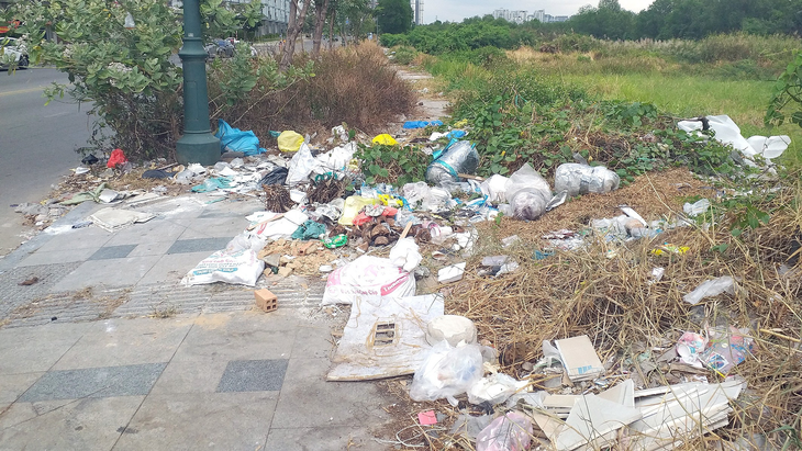 Vỉa hè đường Tố Hữu (Khu đô thị mới Thủ Thiêm, TP Thủ Đức, TP.HCM) đầy rác - Ảnh: NGUYỄN LONG
