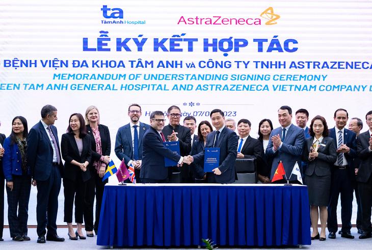 Phát triển nghiên cứu khoa học lĩnh vực y tế tại Việt Nam - Ảnh 1. Lễ ký bản ghi nhớ hợp tác song phương giữa hệ thống Bệnh viện đa khoa Tâm Anh và Công ty TNHH AstraZeneca Việt Nam - Ảnh: NAM TRẦN