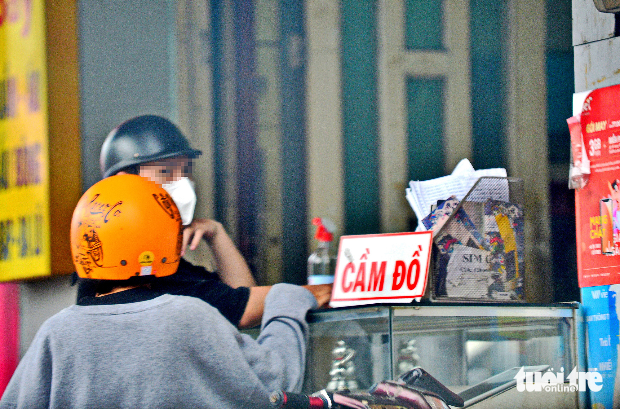 Lãi cầm đồ gấp 5 lần vay nặng lãi - Ảnh 1. Người dân cầm đồ trên đường Dương Bá Trạc, quận 8, TP.HCM - Ảnh: TỰ TRUNG