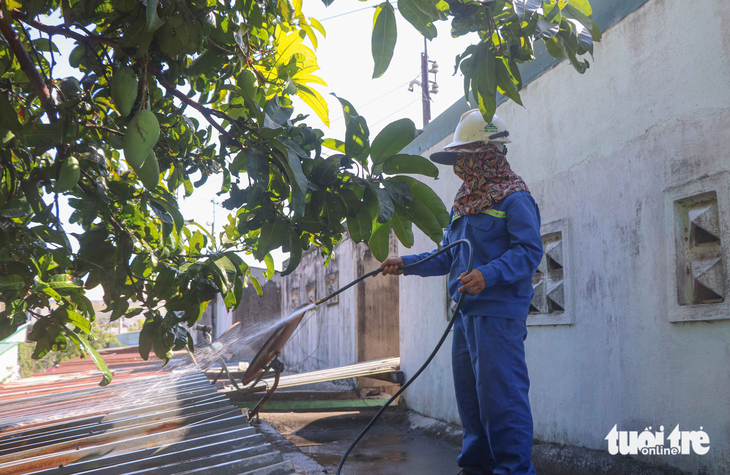 Nhà máy đường đưa người đến nhà dân làm vệ sinh vì bão bụi tro - Ảnh 1. Nhà máy đường đưa người đến nhà dân làm vệ sinh vì bão bụi tro - Ảnh 1.