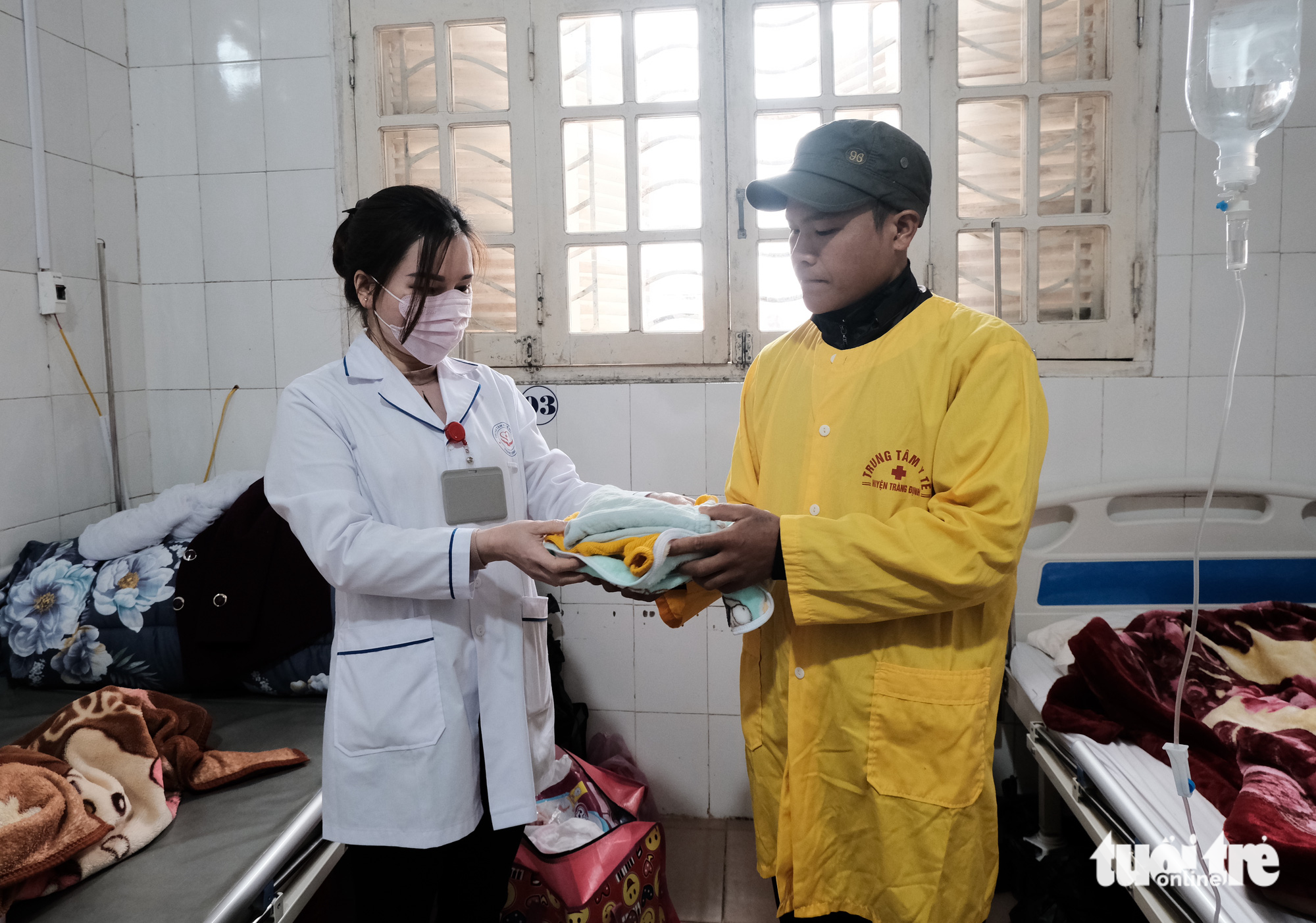 Shop quần áo đặc biệt dưới chân cầu thang bệnh viện - Ảnh 4. Shop quần áo đặc biệt dưới chân cầu thang bệnh viện - Ảnh 4.