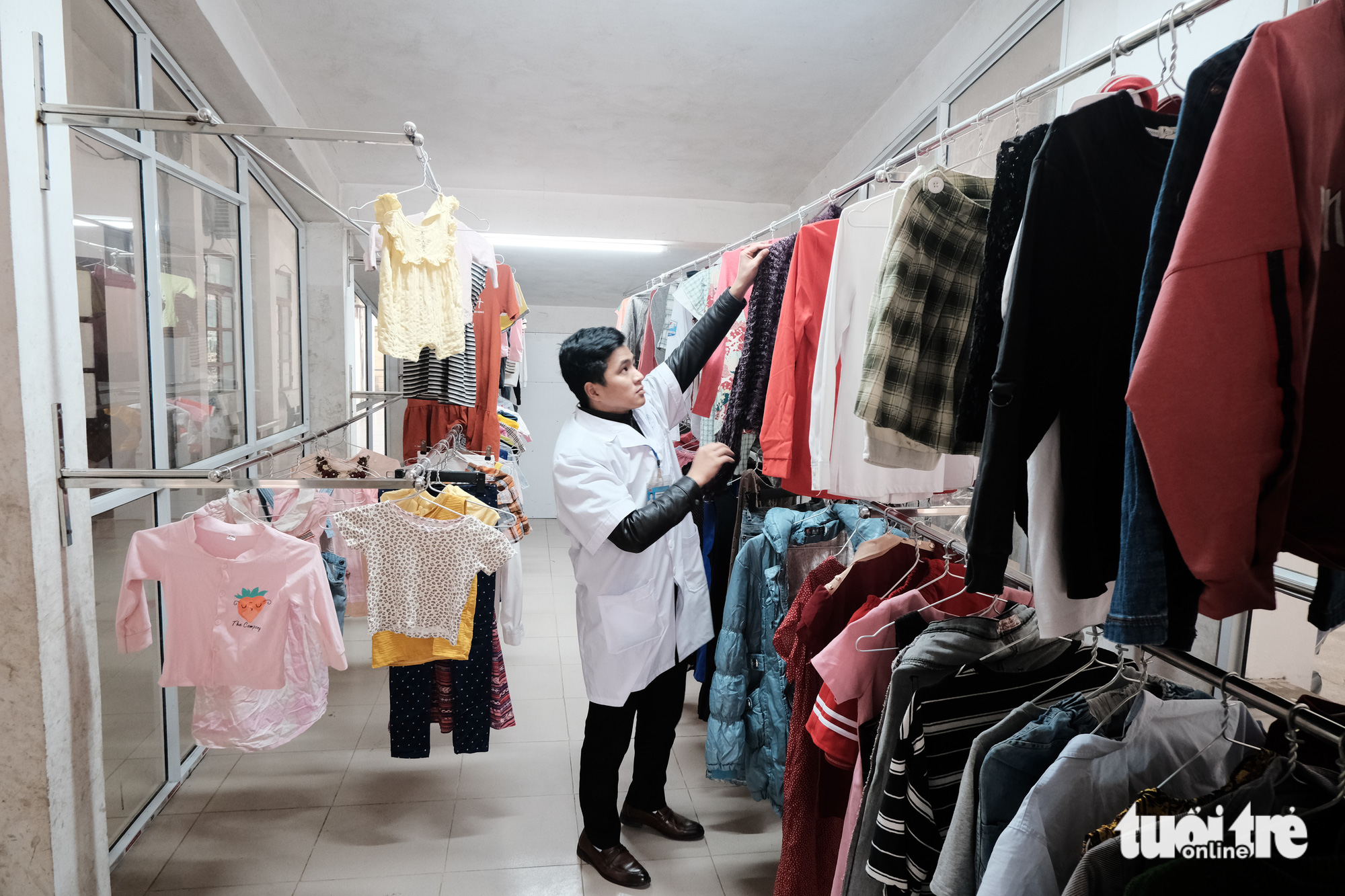 Shop quần áo đặc biệt dưới chân cầu thang bệnh viện - Ảnh 1. Shop quần áo đặc biệt dưới chân cầu thang bệnh viện - Ảnh 1.