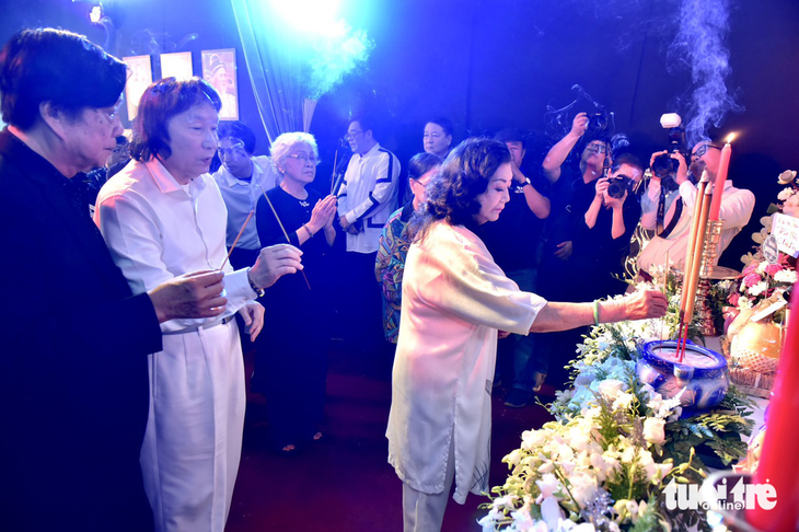 Từ trái qua: nghệ sĩ Trọng Hữu, Minh Vương, Kim Cương thắp nhang tưởng niệm nghệ sĩ Diệp Lang - Ảnh: T.T.D