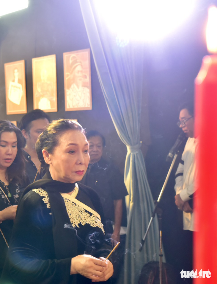 "Bà Hội đồng Thăng" Bạch Tuyết thắp nhang tiễn biệt "Ông Hội đồng Thăng" Diệp Lang - Ảnh: T.T.D