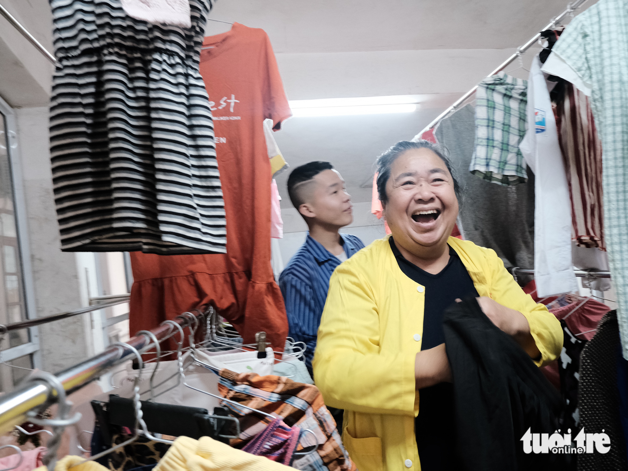 Shop quần áo đặc biệt dưới chân cầu thang bệnh viện - Ảnh 2. Shop quần áo đặc biệt dưới chân cầu thang bệnh viện - Ảnh 2.