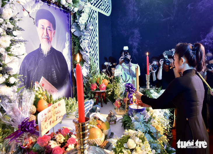 Bà Thanh Thúy - phó giám đốc sở Văn hóa và Thể thao TP.HCM thắp nhang cho nghệ sĩ Diệp Lang - Ảnh: T.T.D