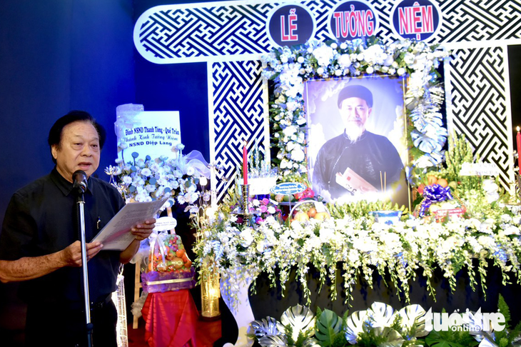 Ông Trần Ngọc Giàu - chủ tịch Hội Sân khấu TP.HCM đọc văn điếu tưởng niệm nghệ sĩ Diệp Lang - Ảnh: T.T.D