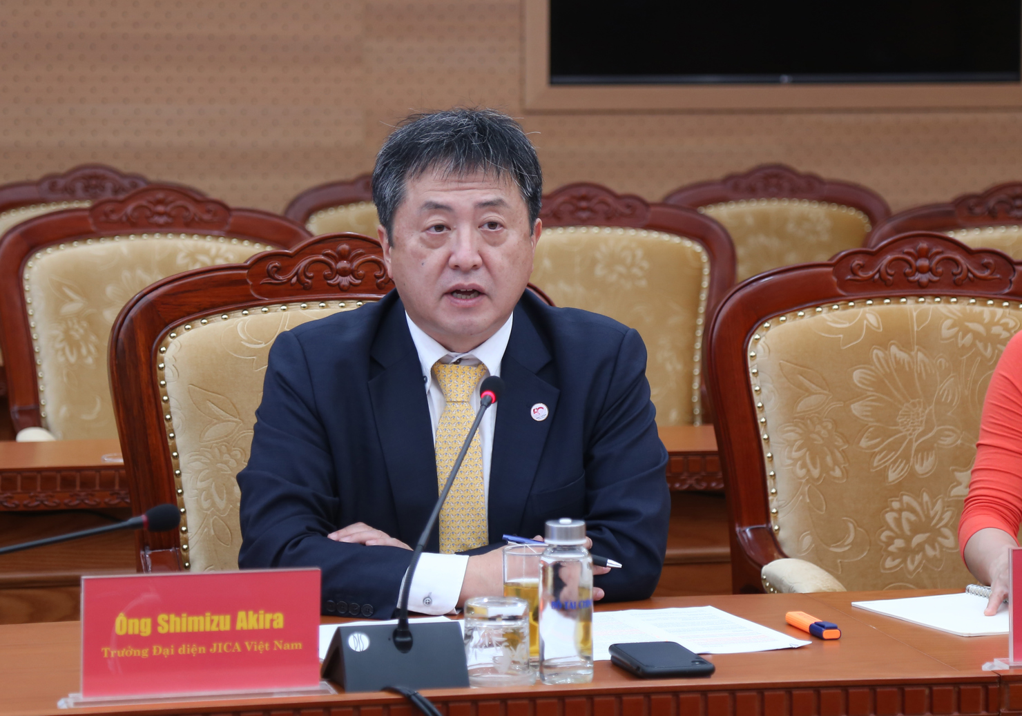 Ông Akira Shimizu bày tỏ vinh dự được nhận Kỷ niệm chương “Vì sự nghiệp Tài chính Việt Nam”. Ảnh: Gia Hân