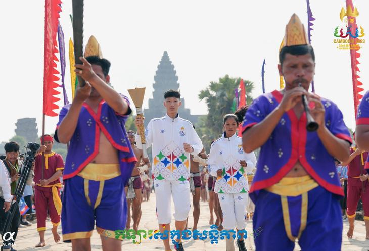 Ngọn đuốc SEA Games 32 đã tới Việt Nam - Ảnh 1. Ngọn đuốc SEA Games 32 đã tới Việt Nam - Ảnh 1.