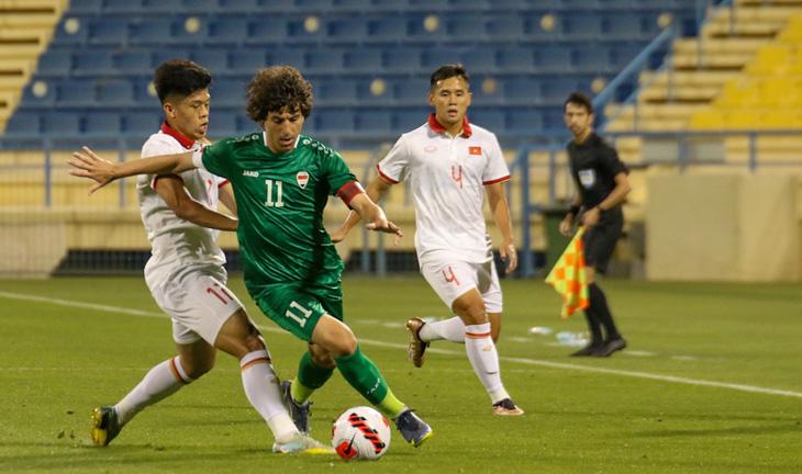 U23 Việt Nam thua Iraq 0-3 trong ngày ra mắt của HLV Troussier - Ảnh 2. U23 Việt Nam (phải) không thể có điểm khi chơi thiếu người từ phút 22 - Ảnh: VFF