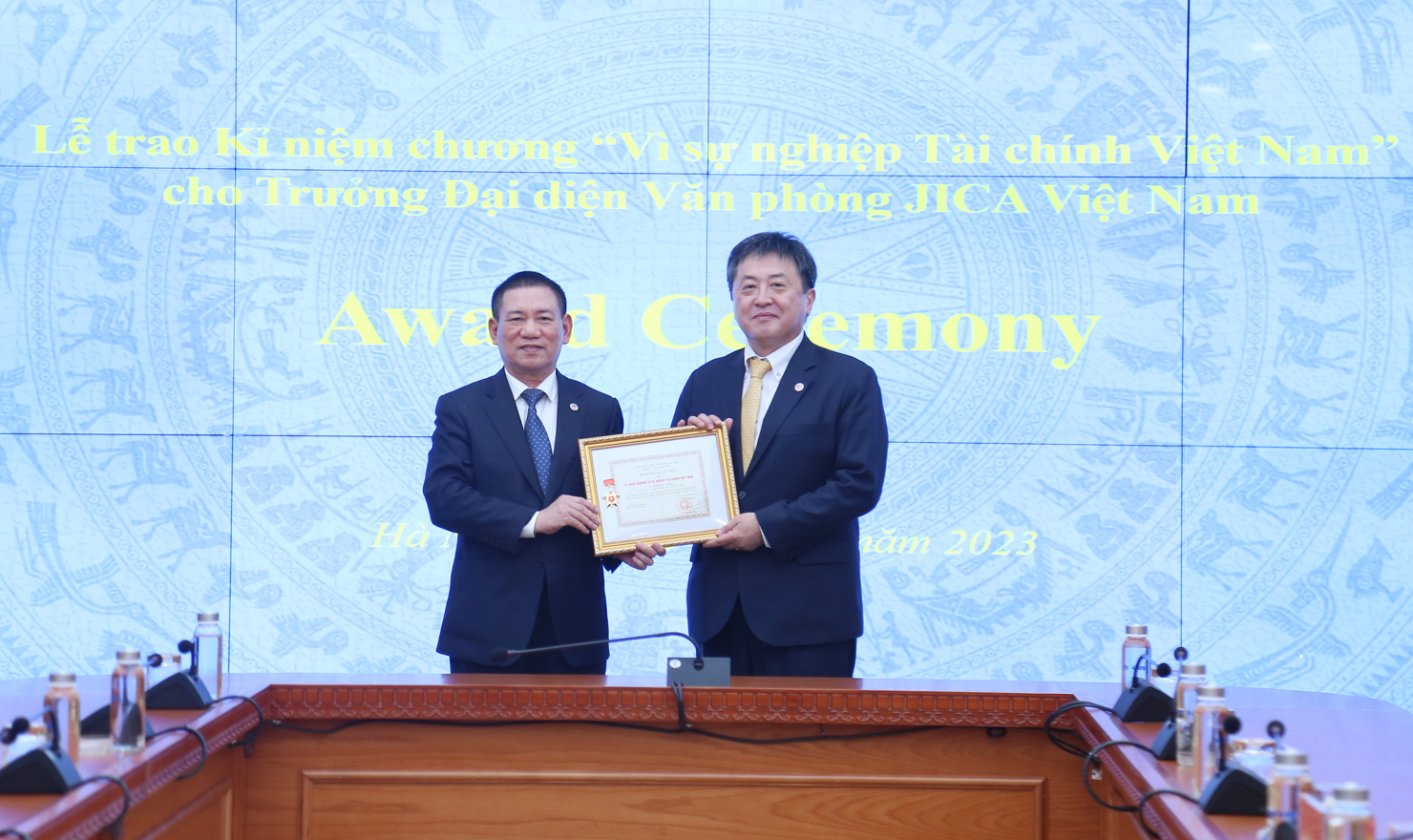 Bộ trưởng Hồ Đức Phớc trao Kỷ niệm chương cho ông Akira Shimizu. Ảnh: Gia Hân