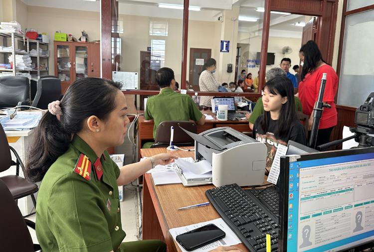 Công an TP Hồ Chí Minh ra quân cấp CCCD gắn chip cho học sinh - Ảnh 1. Công an TP Hồ Chí Minh ra quân cấp CCCD gắn chip cho học sinh - Ảnh 1.