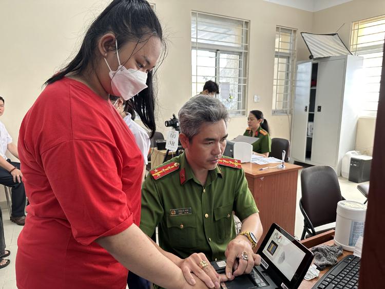 Công an TP Hồ Chí Minh ra quân cấp CCCD gắn chip cho học sinh - Ảnh 2. Công an TP Hồ Chí Minh ra quân cấp CCCD gắn chip cho học sinh - Ảnh 2.