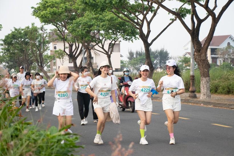 Thầy và trò cùng nhau chạy bộ vì môi trường giáo dục hạnh phúc ảnh 2