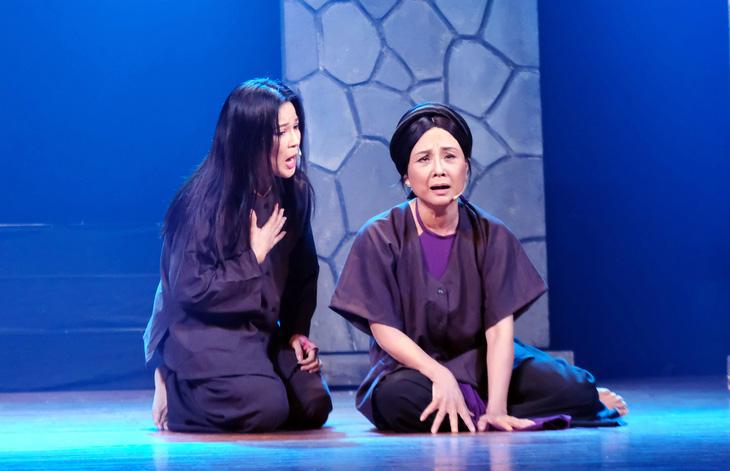 Tình yêu nước thiết tha trong Câu hò đất mẹ - Ảnh 1. Mẹ (Hà Như đóng) luôn là điểm tựa tinh thần rất lớn của người chiến sĩ cách mạng Nguyễn Thị Minh Khai (Lê Hồng Thắm đóng) - Ảnh: LINH ĐOAN