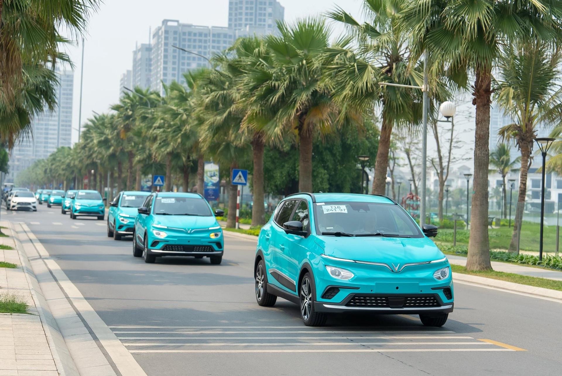 Giá cước xe taxi điện VinFast thấp nhất từ 12.500 đồng/km, có rẻ hơn taxi truyền thống và Grab? - Ảnh 1. Giá cước xe taxi điện VinFast thấp nhất từ 12.500 đồng/km, có rẻ hơn taxi truyền thống và Grab? - Ảnh 1.