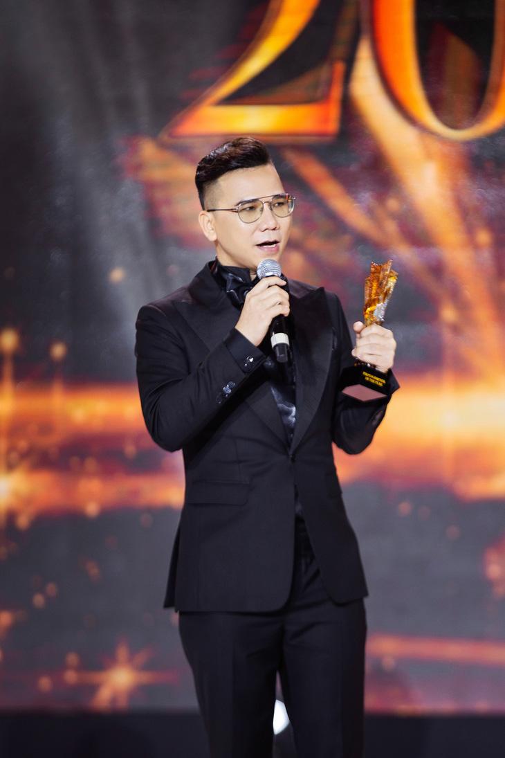 Kiếng Cận - người lưu giữ ký ức các show diễn thời trang - Ảnh 1. Kiếng Cận nhận giải thưởng "Nhiếp ảnh gia của năm 2022" - Ảnh: NVCC