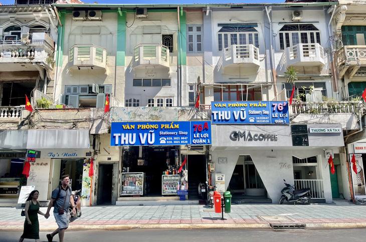 Vỉa hè đường Lê Lợi sẽ có mái che và trồng thêm các cây xanh nhỏ - Ảnh 1. Vỉa hè đường Lê Lợi sẽ có mái che và trồng thêm các cây xanh nhỏ - Ảnh 1.